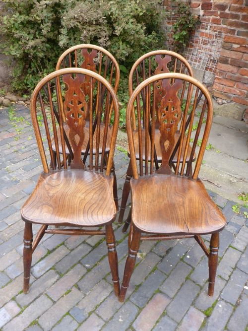 Good Set of 4 Wheel Back Windsor Kitchen Chairs