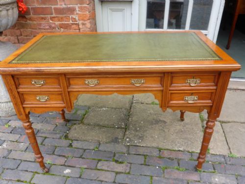 Victorian 5 Drawer Desk in Walnut
