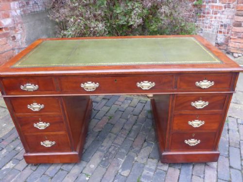 Victorian Pedestal Desk in Mahogany