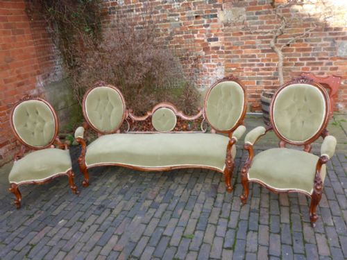 Superb Victorian 3 Piece Salon Suite