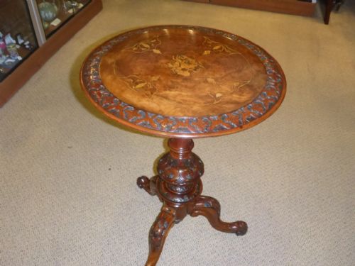 Attractive Victorian Occasional Table in Walnut