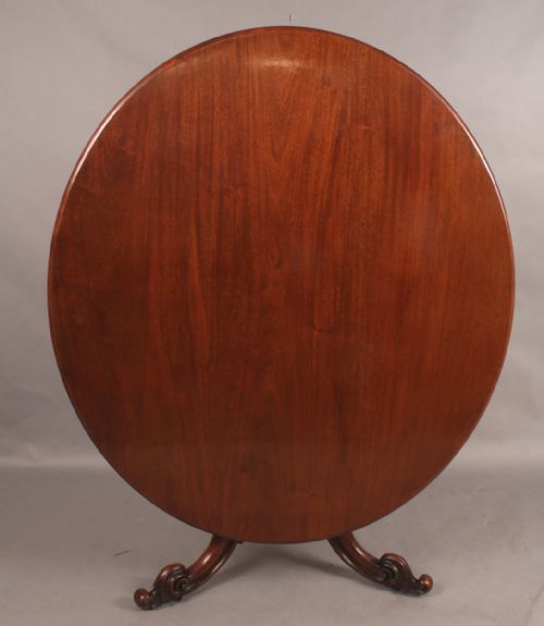 Antique  Victorian Diningtable in Mahogany