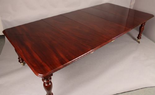 Fine Quality Victorian Extending Dining Table in Mahogany