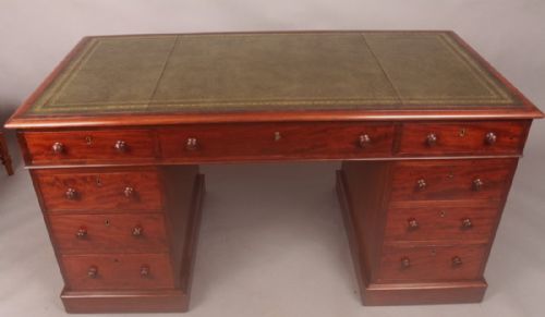 Very Good Quality Victorian Pedestal Desk Mahogany