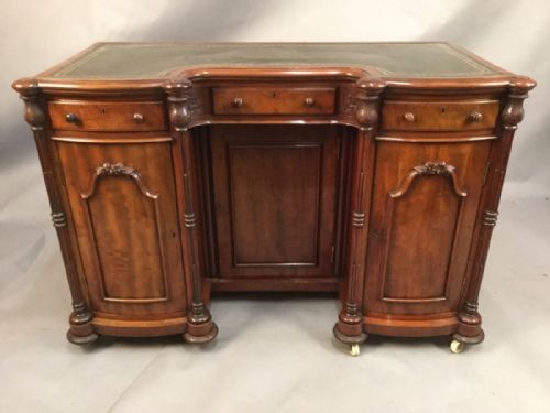 Mahogany Kneehole Desk in Mahogany