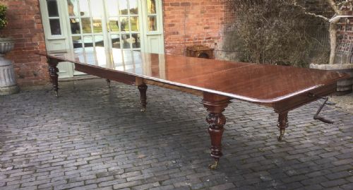 A  Superb Early Victorian 5 Leaf Extending Dining Table
