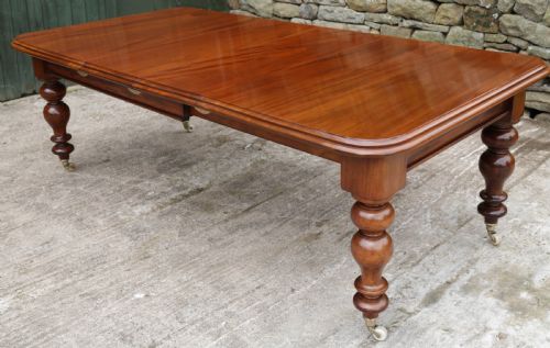 A Victorian Mahogany Extending Dining Table in Mahogany Seats 8/10