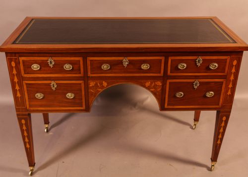 A Superb Georgian Desk in Mahogany and Satinwood