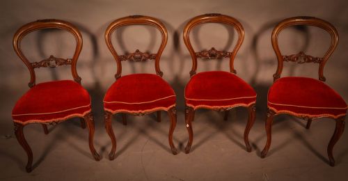 A Set of 4 Victorian Dining Chairs in Walnut