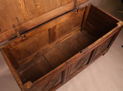 17TH CENTURY OAK COFFER - ADDITIONAL PHOTO 7