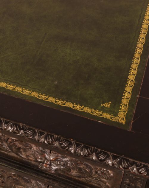 A VICTORIAN PEDESTAL DESK IN OAK - ADDITIONAL PHOTO 3