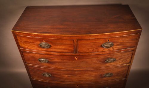 A GEORGIAN BOW FRONT CHEST OF DRAWERS - ADDITIONAL PHOTO 2