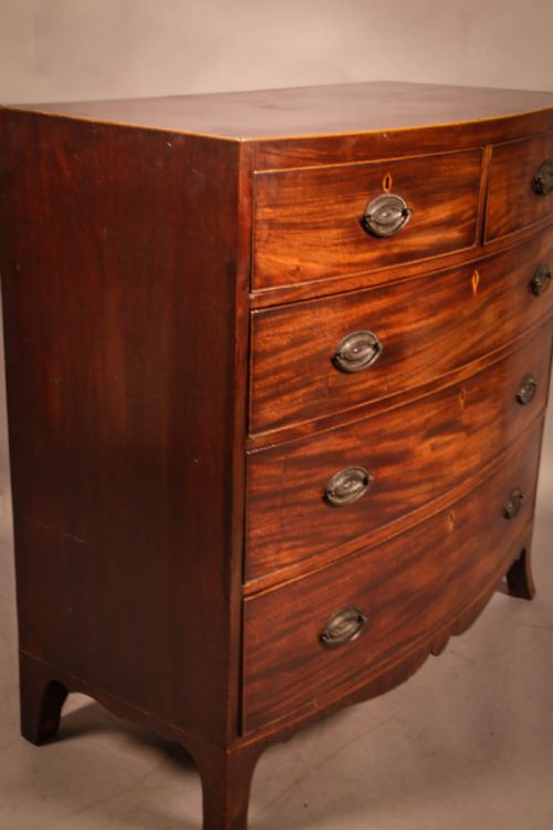 A GEORGIAN BOW FRONT CHEST OF DRAWERS - ADDITIONAL PHOTO 3