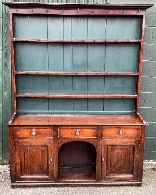 a georgian oak dresser - CATEGORY: ANTIQUE DRESSERS - DATED 19TH CENTURY
