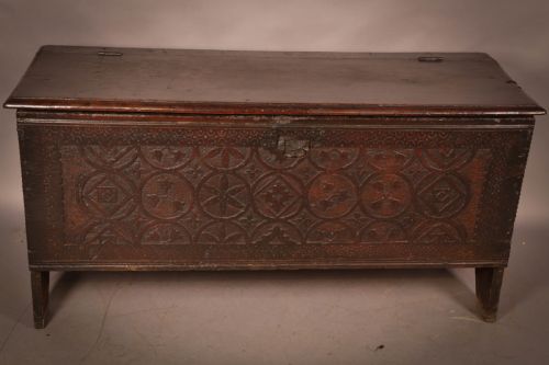 an 17th century plank coffer in oak - CATEGORY: ANTIQUE CHESTS - DATED 16TH CENTURY