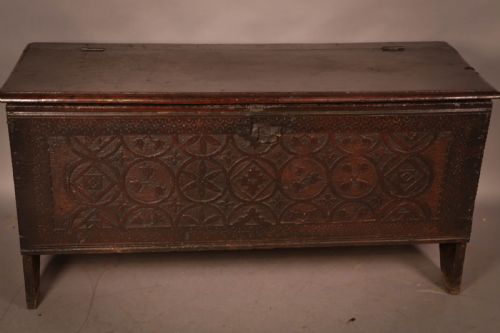 AN 17TH CENTURY PLANK COFFER IN OAK - ADDITIONAL PHOTO 2