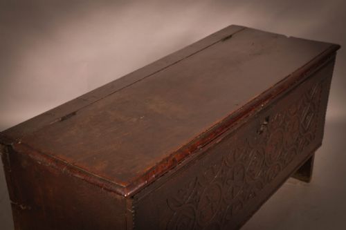 AN 17TH CENTURY PLANK COFFER IN OAK - ADDITIONAL PHOTO 6