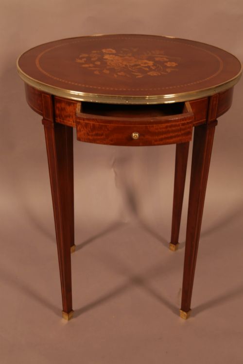 a quality occaisional table mahogany with inlay - CATEGORY: ANTIQUE TABLES - DATED 1900