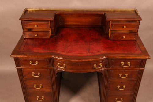 A LATE VICTORIAN DESK IN MAHOGANY - ADDITIONAL PHOTO 2