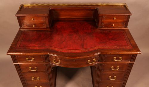 A LATE VICTORIAN DESK IN MAHOGANY - ADDITIONAL PHOTO 3