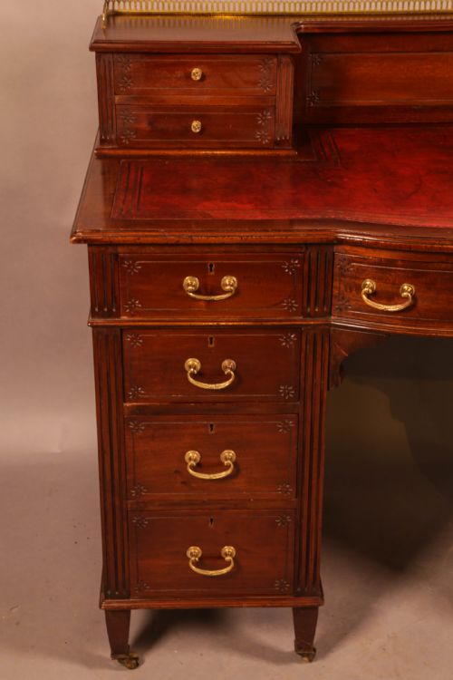 A LATE VICTORIAN DESK IN MAHOGANY - ADDITIONAL PHOTO 4