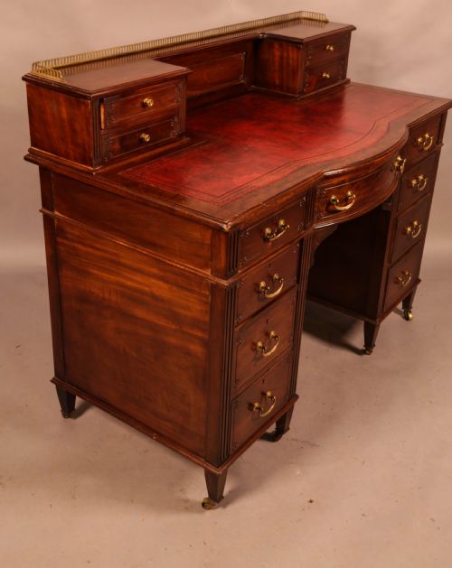 A LATE VICTORIAN DESK IN MAHOGANY - ADDITIONAL PHOTO 5