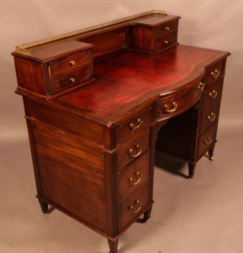 A LATE VICTORIAN DESK IN MAHOGANY - ADDITIONAL PHOTO 6