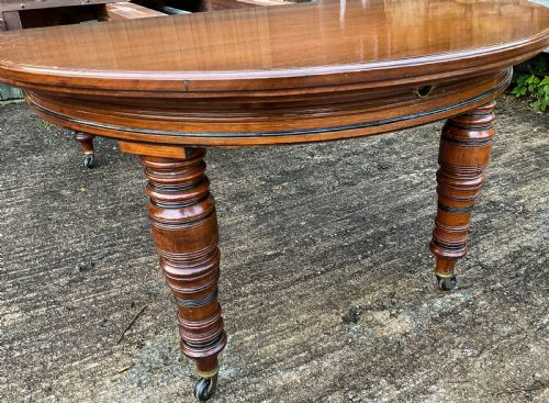 A VICTORIAN 3 LEAF EXTENDING DINING TABLE IN WALNUT - ADDITIONAL PHOTO 8