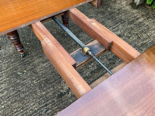 A VICTORIAN 3 LEAF EXTENDING DINING TABLE IN WALNUT - ADDITIONAL PHOTO 10