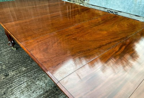A GOOD EARLY 19TH CENTURY EXTENDING DINING TABLE IN MAHOGANY - ADDITIONAL PHOTO 7