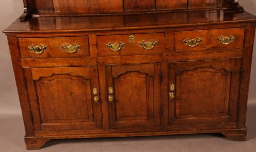 AN 18TH CENTURY OAK DRESSER - ADDITIONAL PHOTO 1