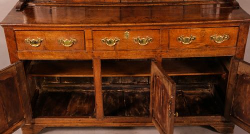 AN 18TH CENTURY OAK DRESSER - ADDITIONAL PHOTO 3