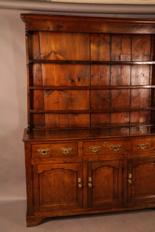 AN 18TH CENTURY OAK DRESSER - ADDITIONAL PHOTO 5