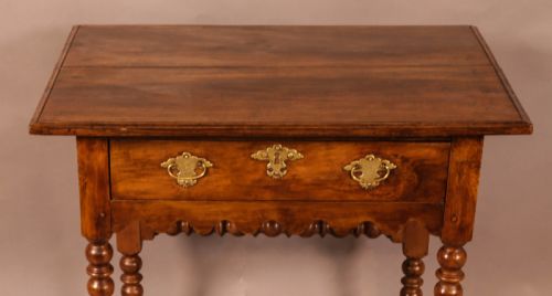 AN EARLY 18TH CENTURY SIDE TABLE IN WALNUT - ADDITIONAL PHOTO 1