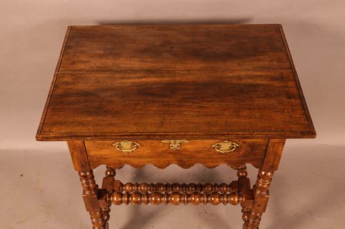 AN EARLY 18TH CENTURY SIDE TABLE IN WALNUT - ADDITIONAL PHOTO 3