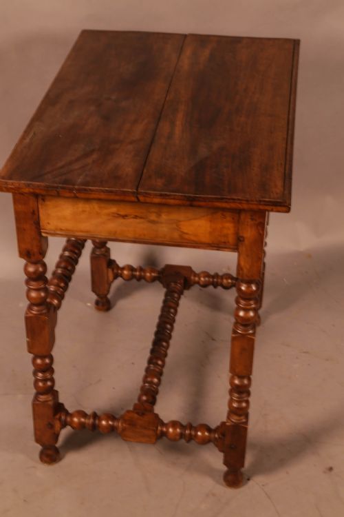 AN EARLY 18TH CENTURY SIDE TABLE IN WALNUT - ADDITIONAL PHOTO 7