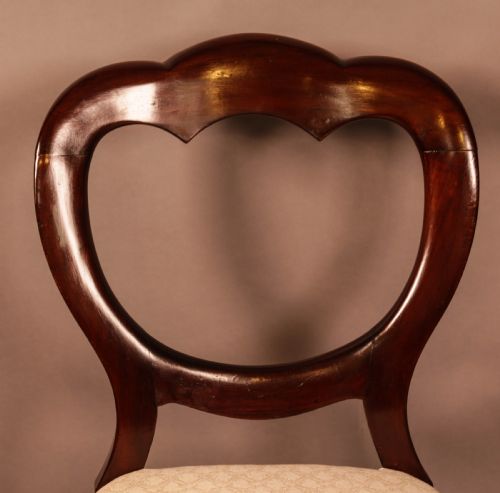 A SET OF 12 VICTORIAN MAHOGANY BALLOON BACK DINING CHAIRS - ADDITIONAL PHOTO 11