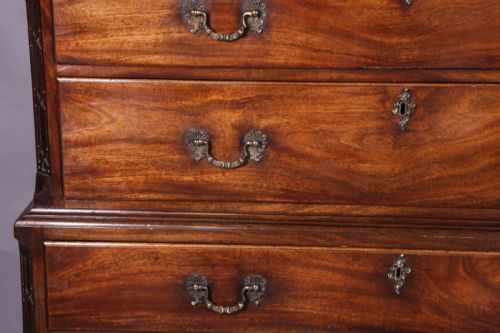 A FINE CHIPPENDALE PERIOD CHEST ON CHEST MAHOGANY - ADDITIONAL PHOTO 7