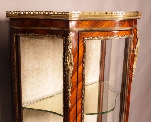 A FRENCH KINGWOOD DISPLAY CABINET - ADDITIONAL PHOTO 6