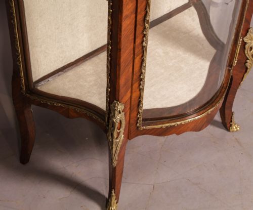 A FRENCH KINGWOOD DISPLAY CABINET - ADDITIONAL PHOTO 7