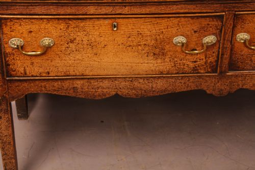 A GOOD 18TH CENTURY SERVING DRESSER IN OAK - ADDITIONAL PHOTO 3