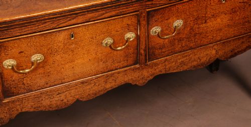 A GOOD 18TH CENTURY SERVING DRESSER IN OAK - ADDITIONAL PHOTO 4