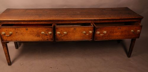 A GOOD 18TH CENTURY SERVING DRESSER IN OAK - ADDITIONAL PHOTO 6