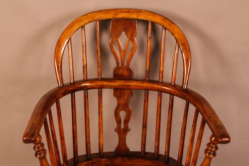 AN ASH AND ELM LOW BACK WINDSOR CHAIR - ADDITIONAL PHOTO 5
