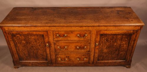 an attractive serving dresser in oak c 1760 - CATEGORY: ANTIQUE SIDEBOARDS - DATED 18TH CENTURY