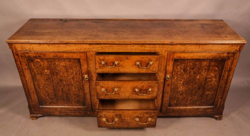 AN ATTRACTIVE SERVING DRESSER IN OAK C 1760 - ADDITIONAL PHOTO 1