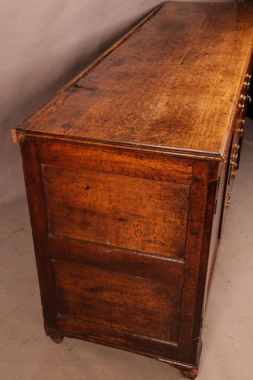 AN ATTRACTIVE SERVING DRESSER IN OAK C 1760 - ADDITIONAL PHOTO 5