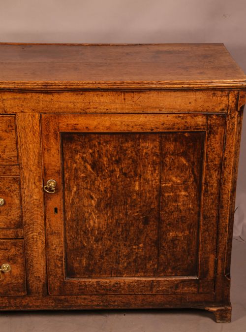 AN ATTRACTIVE SERVING DRESSER IN OAK C 1760 - ADDITIONAL PHOTO 7