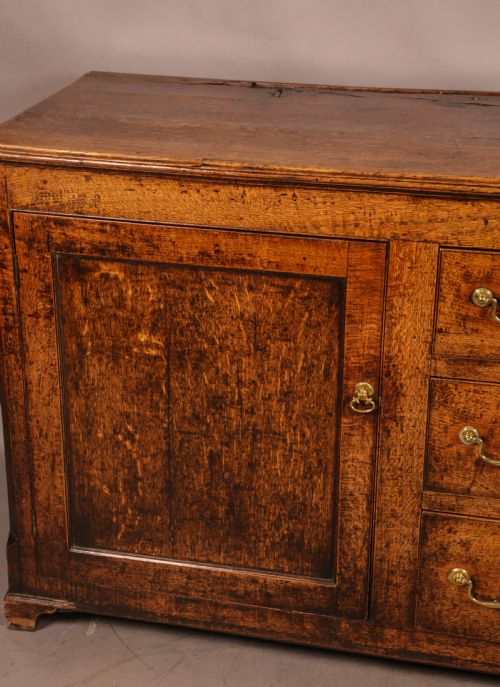 AN ATTRACTIVE SERVING DRESSER IN OAK C 1760 - ADDITIONAL PHOTO 9