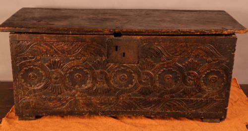 a 17th century deed box in oak carved - CATEGORY: ANTIQUE CHESTS - DATED 17TH CENTURY
